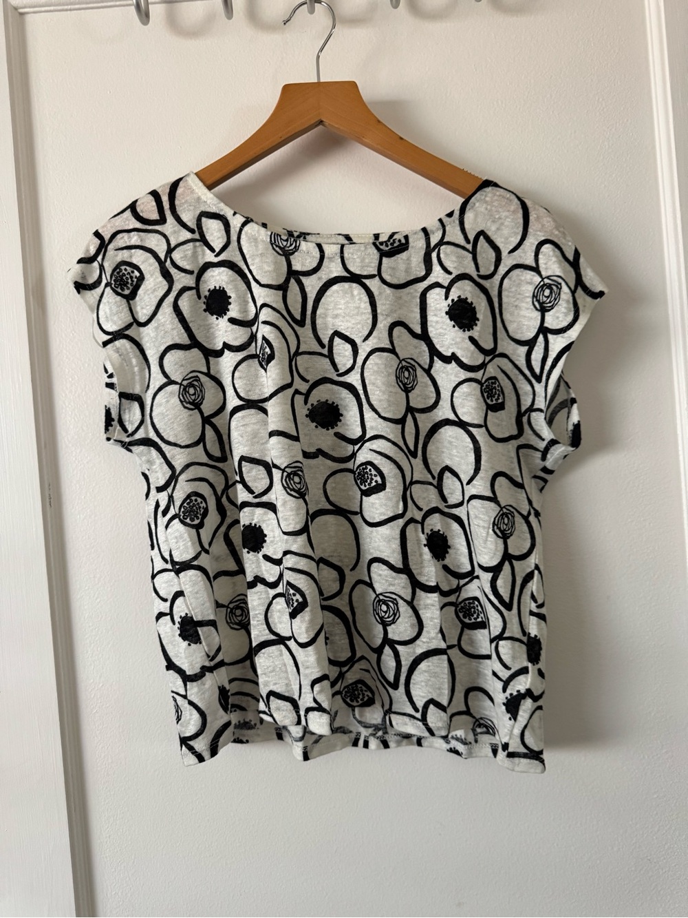 Tahari 100% Linen Black & White Abstract Floral Cap Sleeve Top
